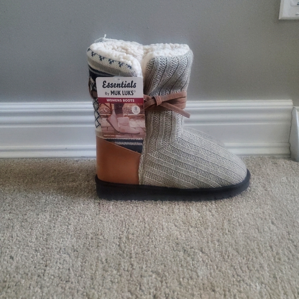 NWT Essentials by Muk Luks Clementine boot sz 8